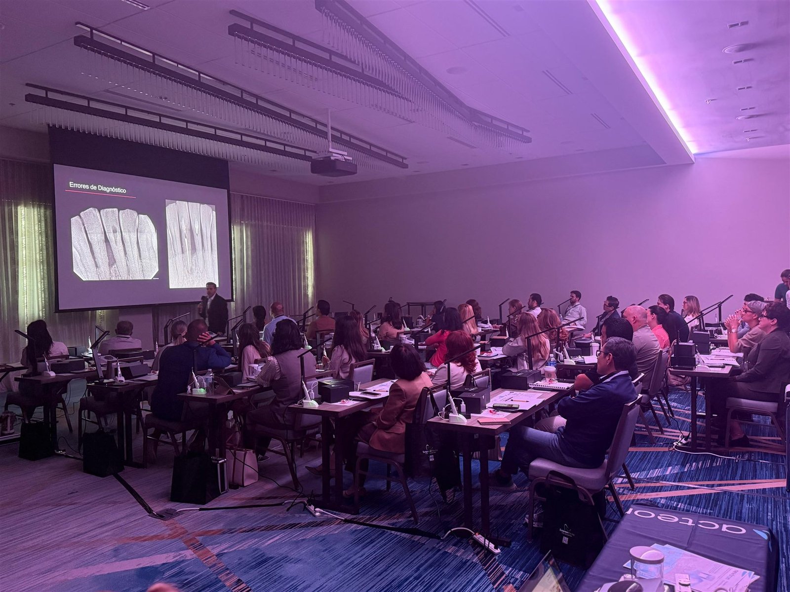 Live class from a previous edition of EndoAdvance Total, with equipped stations and participants in the room